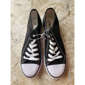 NWT Revolution black & white canvas sneakers